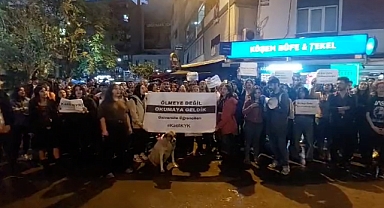 İzmir’de üniversite öğrencilerinden “KYK” protestosu: “Ölmeye değil okumaya geldik”