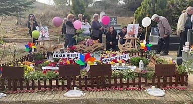 İzmir depreminin 3. Yıl dönümünde hayatını kaybeden babanne ve torunları anıldı