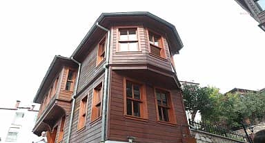 İzmit Belediye Başkanı Hürriyet, açılışa hazırlanan İzmit'in İzleri Anı Evi'ni inceledi
