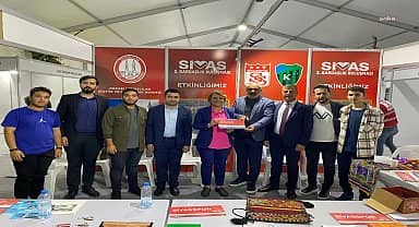 İzmit Belediye Başkanı Hürriyet, kitap fuarını ziyaret etti