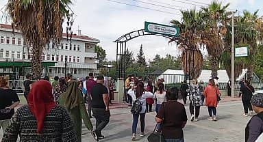 Kadirli'de usta öğreticiler, kursların bu tarihe kadar açılmamasını halk eğitim merkezi önünde protesto etti