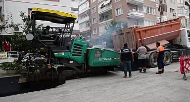 Karabağlar Belediye Başkanı Selvitopu, asfalt çalışmalarını yerinde inceledi