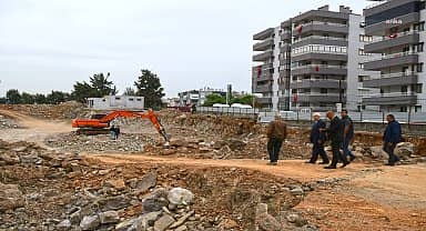 Karabağlar Belediye Başkanı Selvitopu, Yeşilyurt pazaryeri inşaatını denetledi