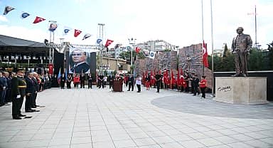Karabağlar'ın Yeni Meydanı'na Cumhuriyet'in 100. Yılı için çelenkler sunuldu