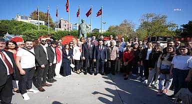 Kartal Belediye Başkanı Yüksel, Atatürk Anıtı'na çelenk sunma programına katıldı