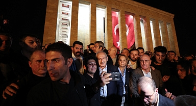 Kılıçdaroğlu, gençlerle beraber Anıtkabir’e meşaleli yürüyüş yaptı