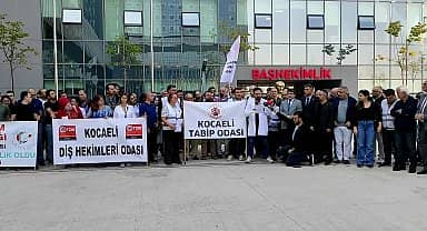Kocaeli'nde hasta yakınlarının 3 hekime saldırısı protesto edildi: "genel grev dahil her türlü eylem kararını almaktan geri durmayız"
