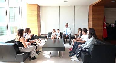 Konyaaltı Belediye Başkanı Esen, minik hayvanseverleri ağırladı