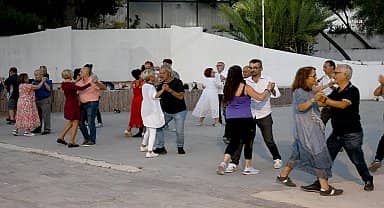 Kuşadalılar 100'üncü yılı 100 kişilik vals gösterisi ile kutlayacak