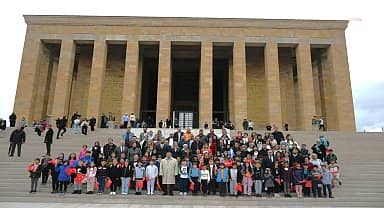 Kuşadası Belediye Başkanı Günel, Cumhuriyet'in 100. Yılında 100 çocukla Ata'nın huzurunda