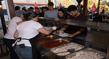 Kuşadası Belediyesi sofrasını bu yıl da üniversite öğrencilerine açtı