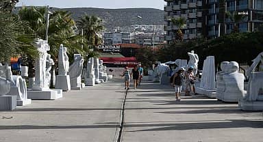 Kuşadası sahilini Cumhuriyet'in 100. Yılına özel heykeller süslüyor