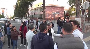 Manisa'nın Soma ilçesinde ilkokul öğrencisini motosiklet çarpması üzerine veliler gerekli önlemlerin alınması için açıklama yaptı: "Üniformalı kolluk kuvveti istiyoruz"