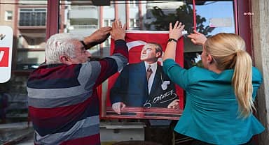 Merkezefendi Belediye Başkanı Doğan, esnaf ve vatandaşlara Türk Bayrağı hediye etti