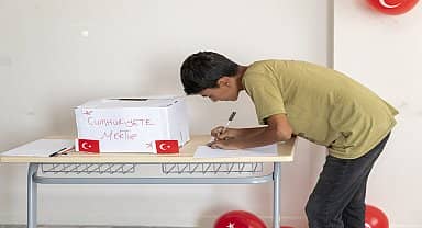 Mersin Büyükşehir, LGS Kurs Merkezi öğrencilerine Cumhuriyet'in 100. yılı coşkusunu yaşatıyor