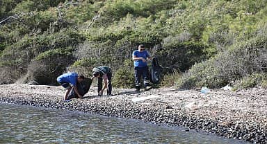 Muğla Büyükşehir, Gökova körfezinde araç yolu olmayan koyları temizliyor