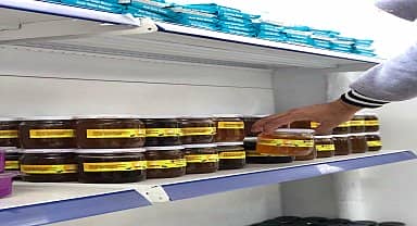 Odunpazarı Arıköy'de bal ürettiriyor, Halk Market'te ihtiyaç sahiplerine dağıtıyor