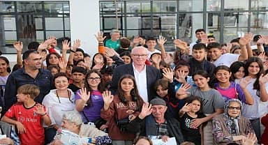 Odunpazarıspor kulübü sporcuları, önce geçici hayvan bakımevi ardından da Lütfü Yüksel Yaşlı Bakımevi'ni ziyaret etti