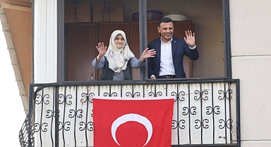 Özgür Çelik, “29 Ekim” nedeniyle Bahçelievler’de oturan 92 yaşındaki Odabaş’ı ziyaret ederek balkonuna Türk Bayrağı astı