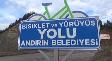 Parke taşıyla yapılmış kaldırıma bisiklet ve yürüyüş yolu yapılmasına tepki gösteren Andırınlı işçi: "Normalde bu şekilde olmaması lazım"