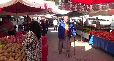 Pazarda lahana satan Kadirlili esnaf: "Alıp alıp gidiyorlardı önceleri, şimdi 3'e, 4'e bölerek veriyoruz"