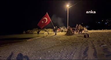 Rize'nin Ardeşen ilçesi Meyvalı mahallesinde vatandaşlar 29 Ekim Cumhuriyet Bayramı'nın 100. yılını kutladı