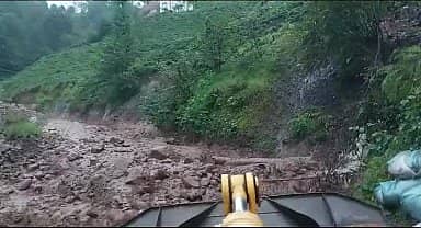 Rize'yi sel ve heyelan vurdu