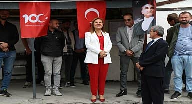 Safranbolu Belediyesi minibüs durağını bayraklarla donattı