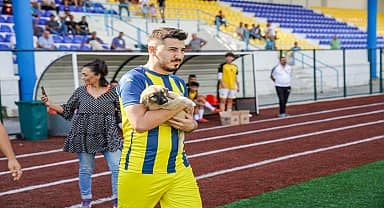 Sakin Şehir Seferihisar Sporlu futbolcular, maça sahiplendirilmeyi bekleyen köpeklerle çıktılar