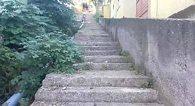 Samsun'un Canik ilçesinde evlerine 178 basamak merdiven çıkarak ulaşabilen vatandaşlar yol yapılmamasına tepki gösterdi