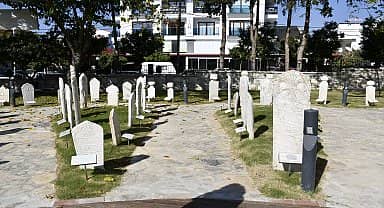 Tarihi 17'nci yüzyıla uzanan mezar taşları Kuşadası'nda sergileniyor