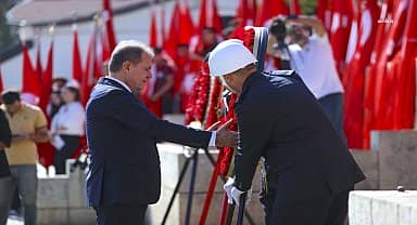 Vahap Seçer, Cumhuriyet'in 100. Yılı dolayısıyla Atatürk Anıtı'na çelenk sundu