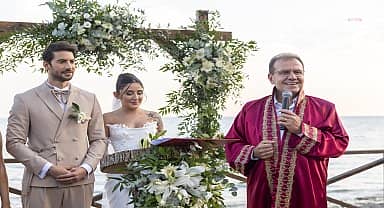 Vahap Seçer, sevilen sanatçı Melek Mosso ile Serkan Sağdıç çiftinin nikahını kıydı
