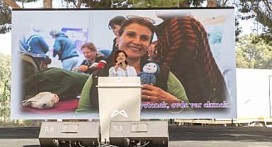 Vahap Seçer ve Meral Seçer, "evimiz atölye projesi"nde eğitim alan kadınlar ve çocuklarıyla buluştu