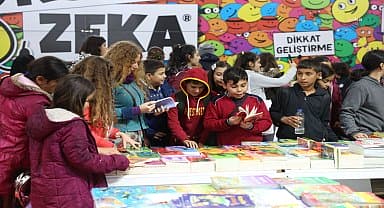 13. Antalya Kitap Fuarı'nda yerel yazarlar kitaplarını tanıtıyor
