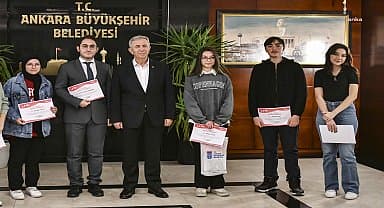 Ankara Büyükşehir'in şiir yarışmasının kazananları, ödüllerini Mansur Yavaş'tan aldı
