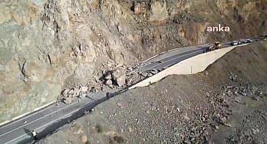 Artvin'de etkili olan yağış nedeniyle Ardahan karayoluna dev kayalar düştü