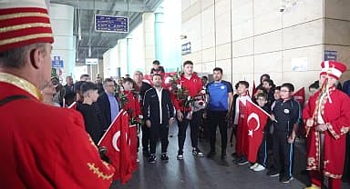 ASKİ sporlu milli güreşçilere Esenboğa Havalimanı'nda coşkulu karşılama