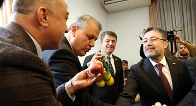 Ayhan Barut Bakan Yumaklı’ya limon sıkarak tepki gösterdi