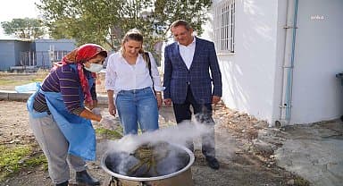 Ayvalıklı kadınların kış hazırlığı el emeği ürünleri raflarda yerini aldı