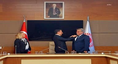 Babacan'ın rozet taktığı İzmir Büyükşehir Belediye Meclisi Üyesi Özuyar, partisinden istifa edip İYİ Parti'ye geçti
