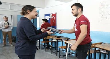 Başkan Sengel'den 10 Kasım'da Efes Selçuk gençliğine Atatürk hediyesi