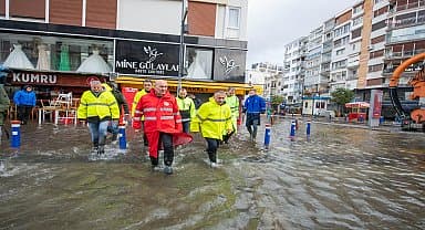 Başkan Soyer, denizin yükselmesi nedeniyle su baskınlarının yaşandığı Kordon'da incelemelerde bulundu