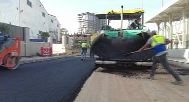 Bornova'da asfalt çalışmaları devam ediyor