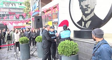 Çankaya Belediyesi önünde Atatürk'e saygı duruşu