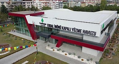 Çankaya'nın ilk kapalı yüzme havuzunda su cimnastiği ilgi görüyor