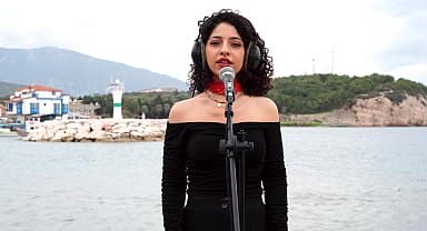 CHP İzmir'den 30 Kadın "Güzel Ve Güçlü Kadın"' şarkısını seslendirdi