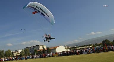 Çine'nin semaları paraşütçü ve paramotorcularla renklendi