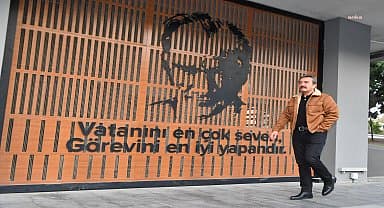 Çukurova Belediye Başkanı Soner Çetin'in Öğretmenler Günü mesajı: "Başöğretmen Atatürk'ün izindeyiz"