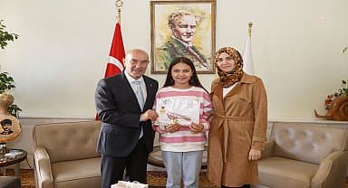 Dünya birincisi İzmirli Zümra, Büyükşehir Belediye Başkanı Tunç Soyer'le buluştu